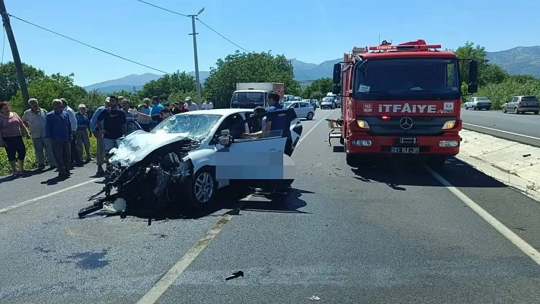 İki otomobilin kafa kafaya çarpıştığı kazada 1 kişi öldü, 5 kişi yaralandı