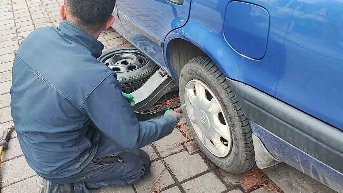 İki sokakta park halindeki araçların lastikleri kesildi