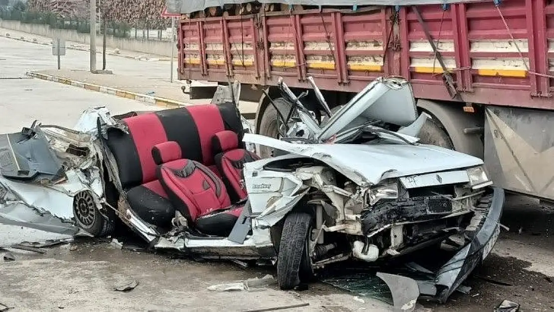 İki tırın arasında kaldı: 1 ölü