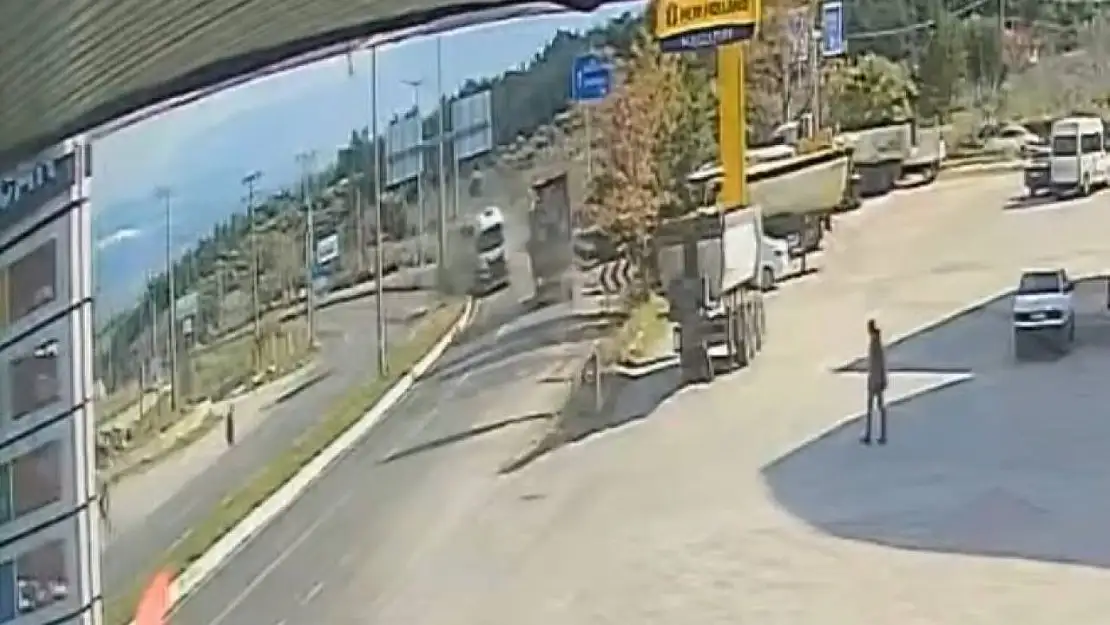 İki tırın kafa kafaya çarpıştığı kaza anı güvenlik kamerasında