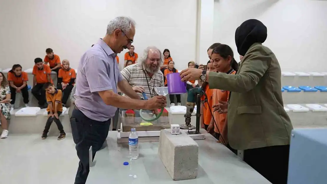 İlköğretim okulu öğrencilerine uygulamalı deprem eğitimi verildi