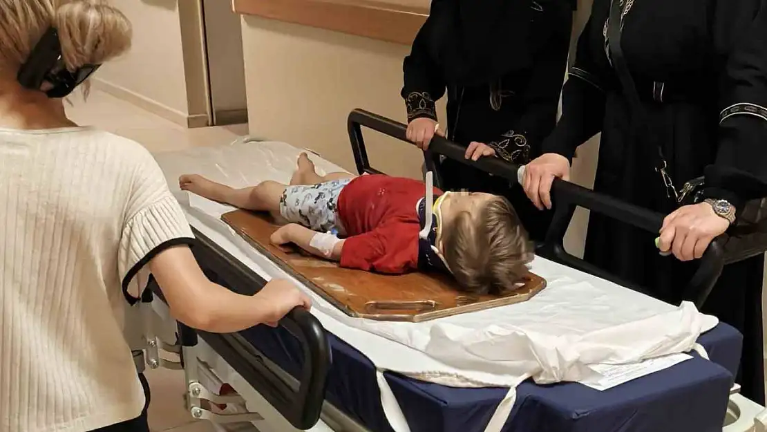 İnegöl'de balkondan düşen 3 yaşındaki çocuk ağır yaralandı