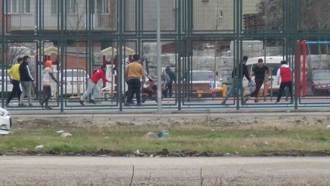 İnegöl'de gençler kısıtlamayı hiçe sayıp top oynadı