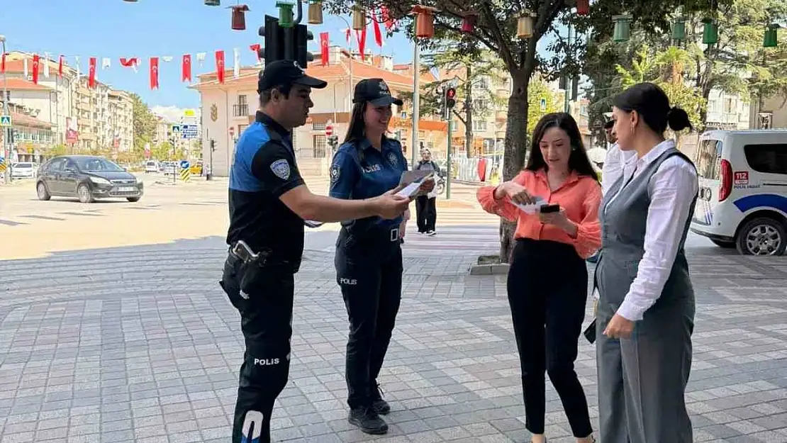 İnegöl'de İlçe Emniyet Müdürlüğü ekiplerinden vatandaşları bilgilendirme çalışması