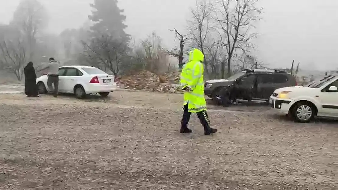 İnegöl'de kar yağışı başladı, sürücüler zor anlar yaşadı