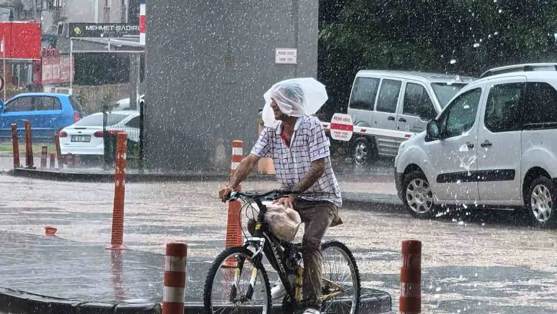 İnegöl'de sağanak hayatı felç etti