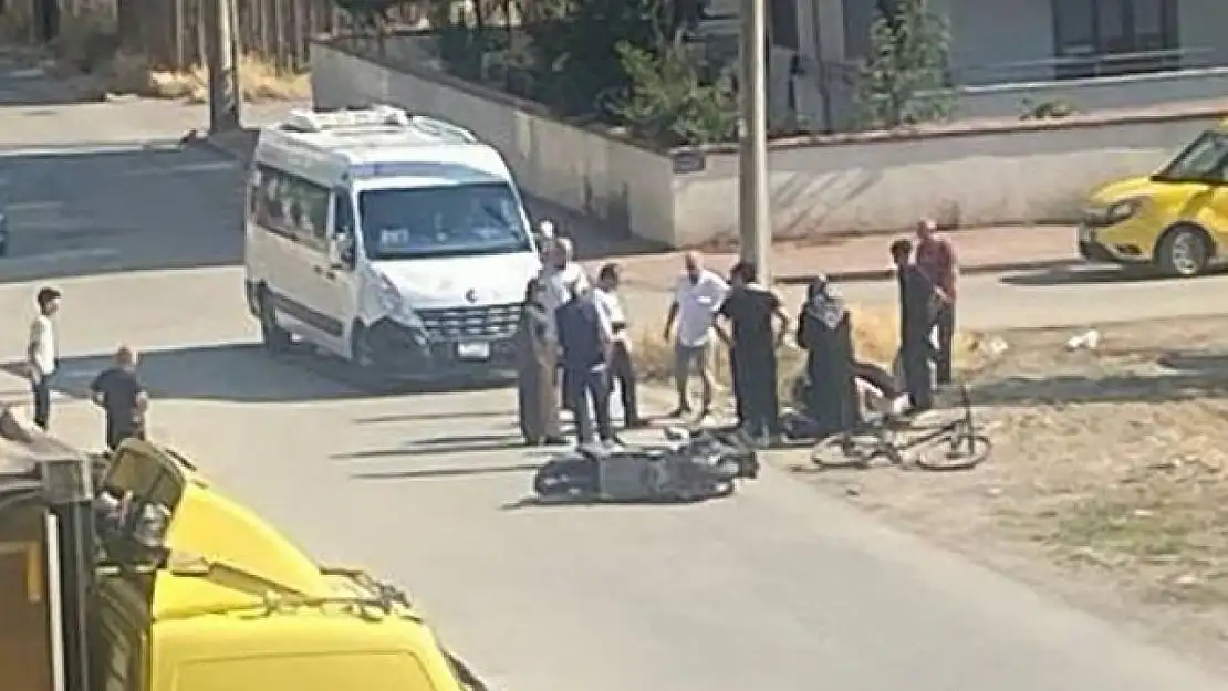 İnegöl'de servis minibüsüyle çarpışan motosikletli yaralandı