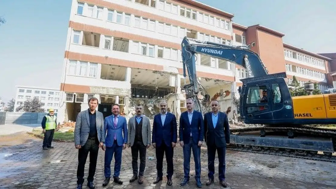 İnegöl Hükümet Konağı'nın yıkımı yapıldı