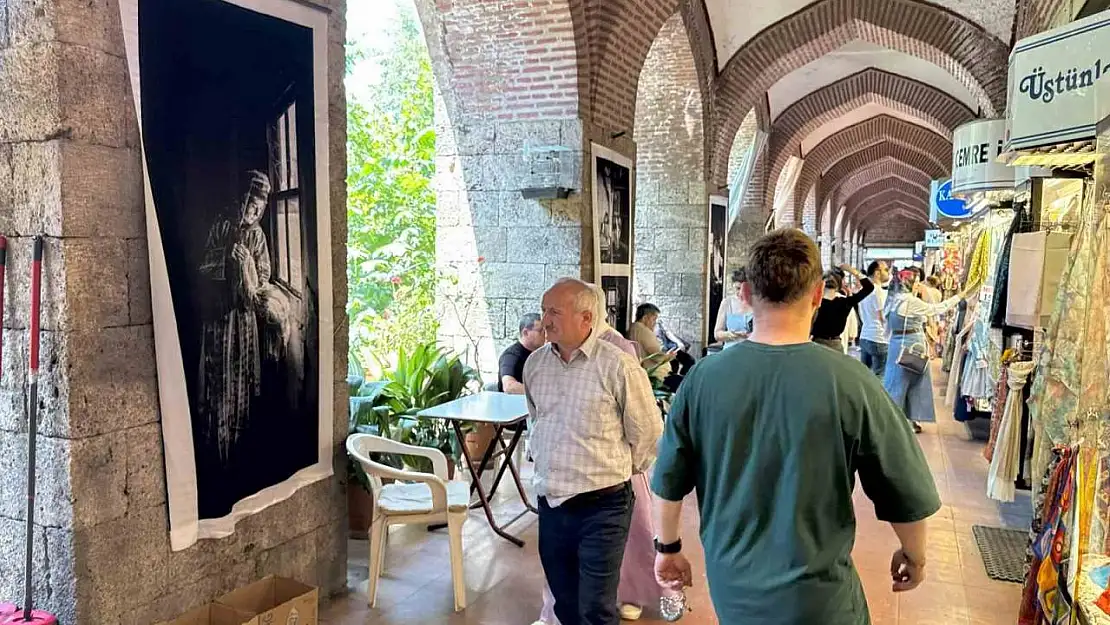 İpekböceğinin hikayesi ipek kumaşa basılan fotoğraflarla Kozahan'da sergileniyor