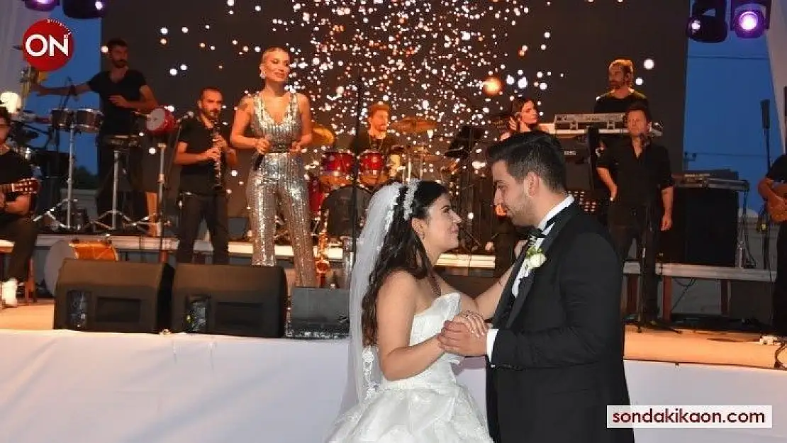 İrem Derici ve Merve Özbey Gönen'de sahne aldı