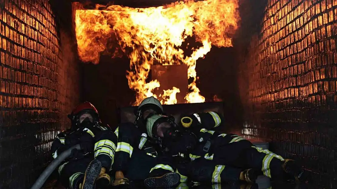 İtfaiyeci adaylarının alevlerle mücadelesi göz dolduruyor