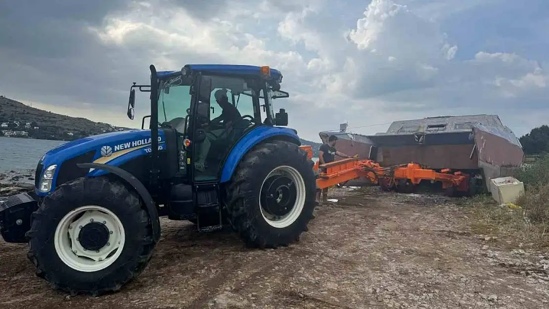 İzinsiz bırakılan tekneler vinçle kaldırıldı