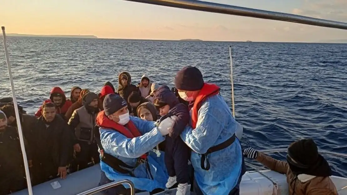 İzmir açıklarında 102 düzensiz göçmen kurtarıldı