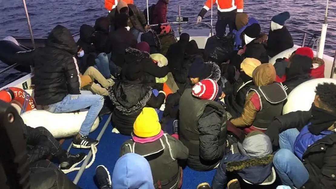 İzmir açıklarında 164 göçmen yakalandı, geri itilen 78 göçmen kurtarıldı