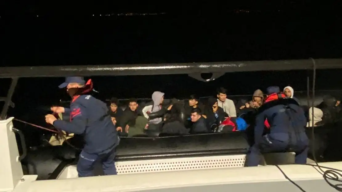 İzmir açıklarında 22 düzensiz göçmen yakalandı