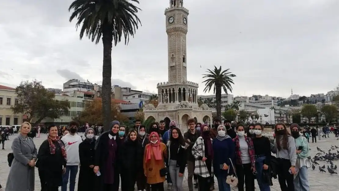 İzmir Büyükşehir Belediyesi kent turlarıyla gençlerin İzmir'i tanımalarını sağlıyor