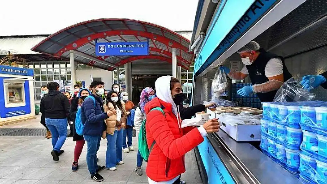 İzmir Büyükşehir Belediyesinden öğrencilere sıcak yemek