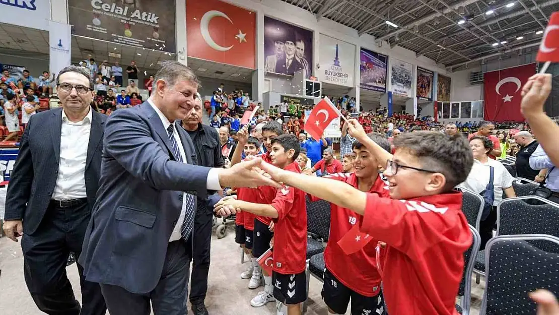 İzmir Büyükşehir'den amatör spor kulüplerine 22 milyon liralık can suyu