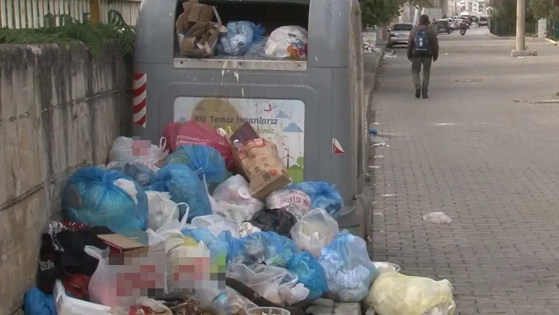 İzmir Çiğli'nin her köşe başı çöp yığını, kenti kötü koku sardı