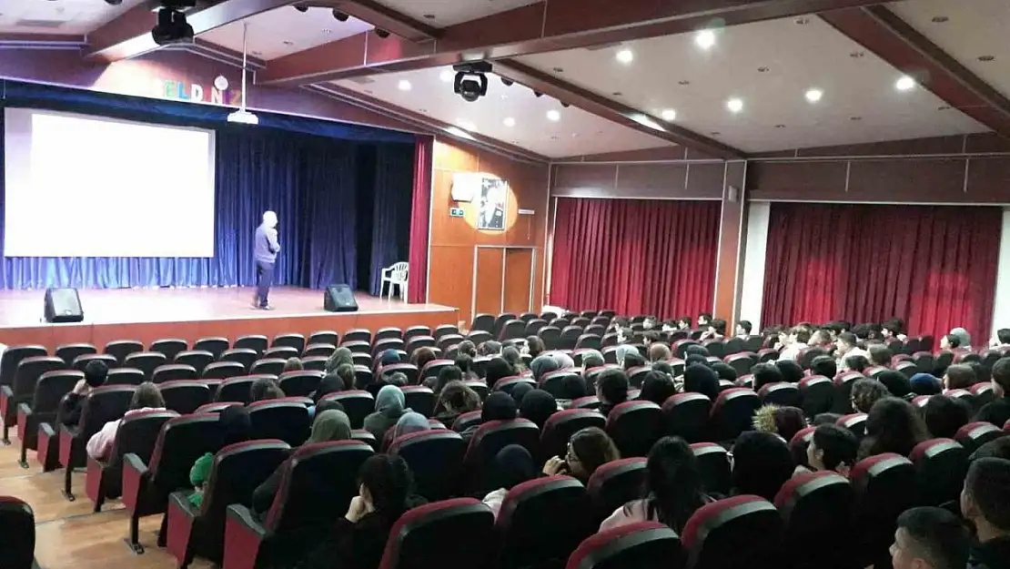 İzmir'de 'Kur'an-ın Mucizeleri' konferanslarına öğrencilerden yoğun ilgi