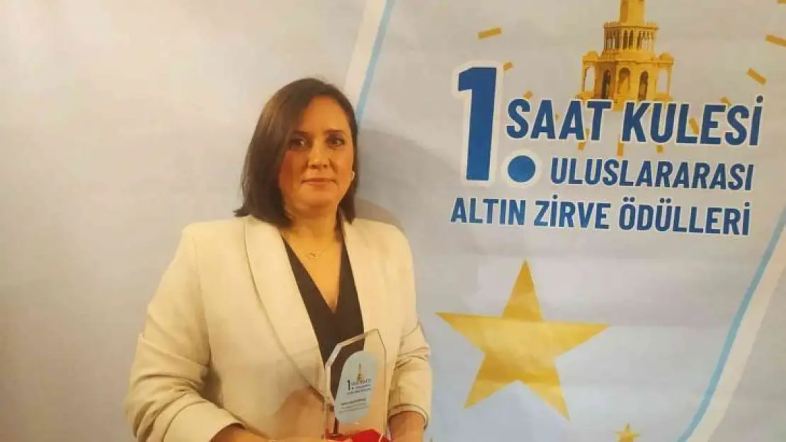 İzmir'de 'yılın en başarılı taksi sürücüsü' ödülü, kentin tek kadın taksi sürücüsüne verildi
