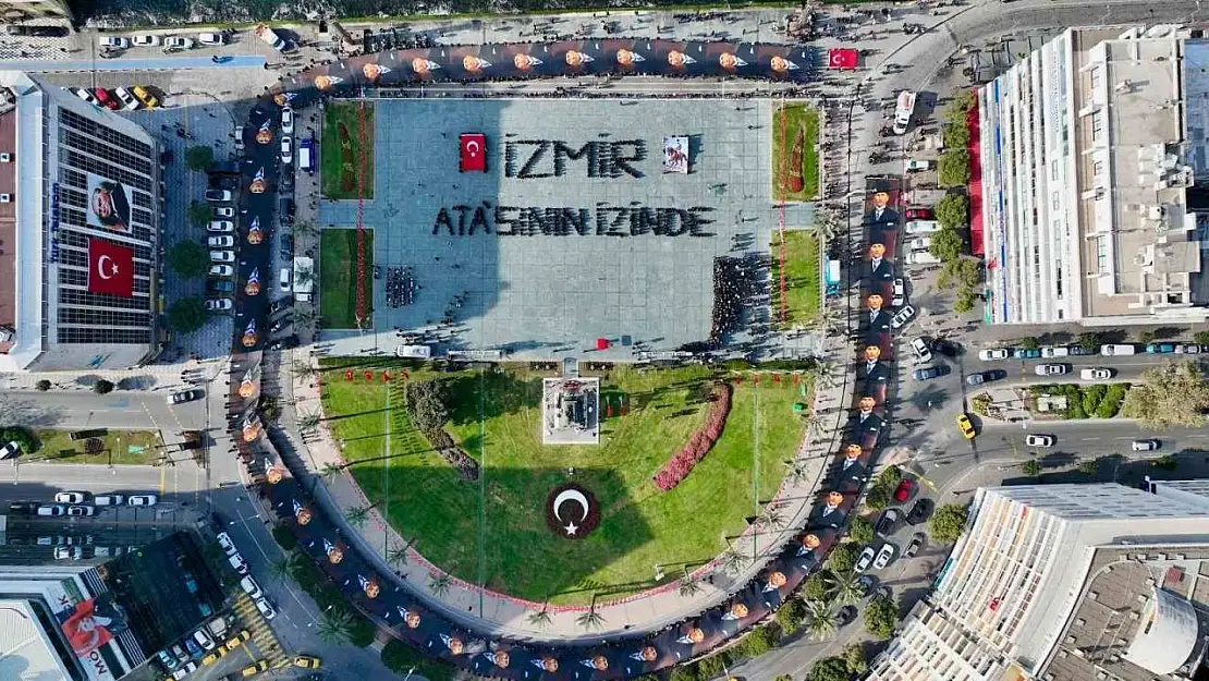 İzmir'de 350 metrelik posterle 'Ata'ya Saygı Yürüyüşü' düzenledi