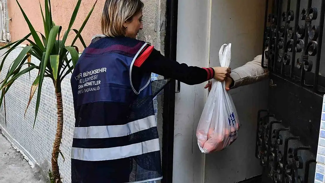 İzmir'de 5 ton mandalina örnek iş birliği ile dağıtılıyor