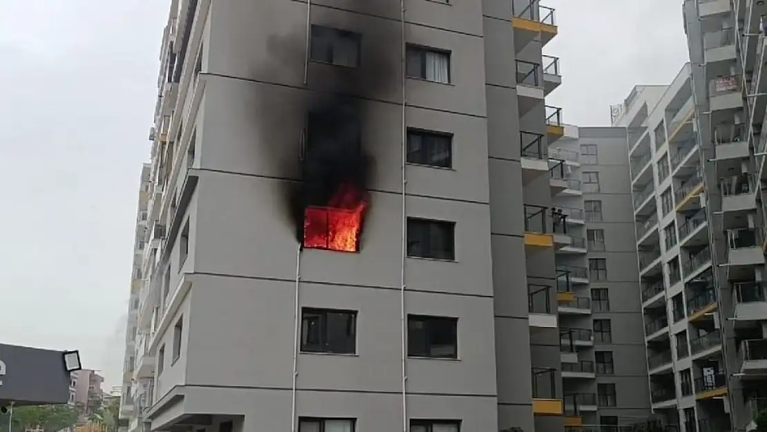 İzmir'de 8 katlı sitede yangın paniği