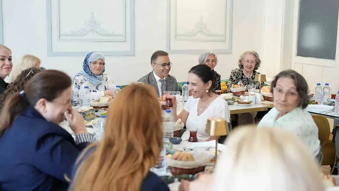 İzmir'de anlamlı Anneler Günü kutlaması