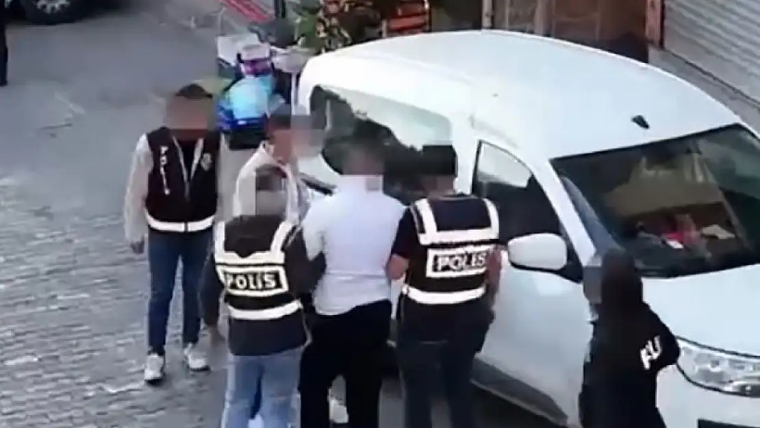 İzmir'de aranan şahıslara yönelik 124 adrese baskın