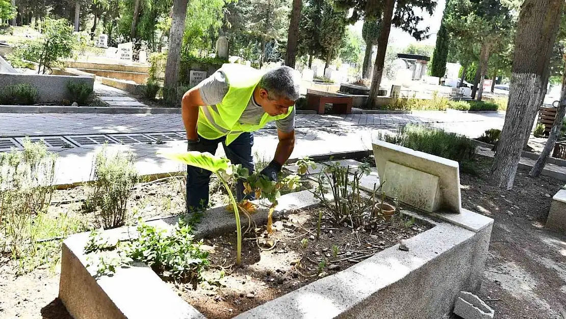 İzmir'de bayram öncesi mezarlıklar için özel bakım