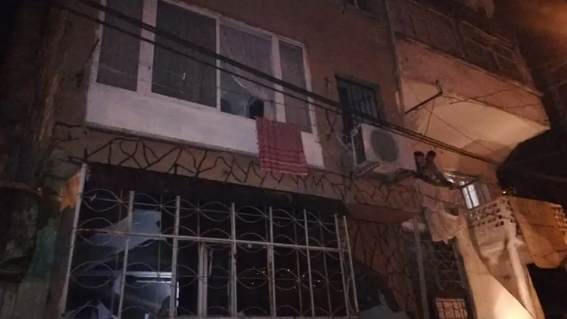 İzmir'de bir kişi evini ateşe verip kaçtı