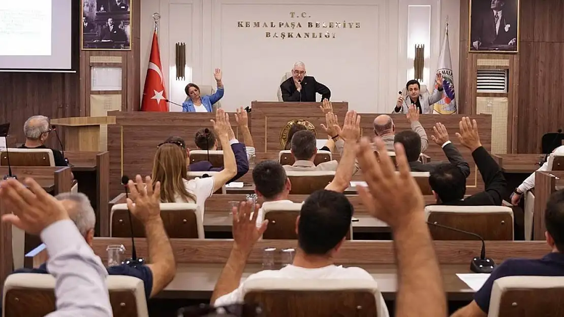 İzmir'de CHP'li Başkan ve meclis üyeleri ile AK Partili meclis üyesi arasında gerginlik