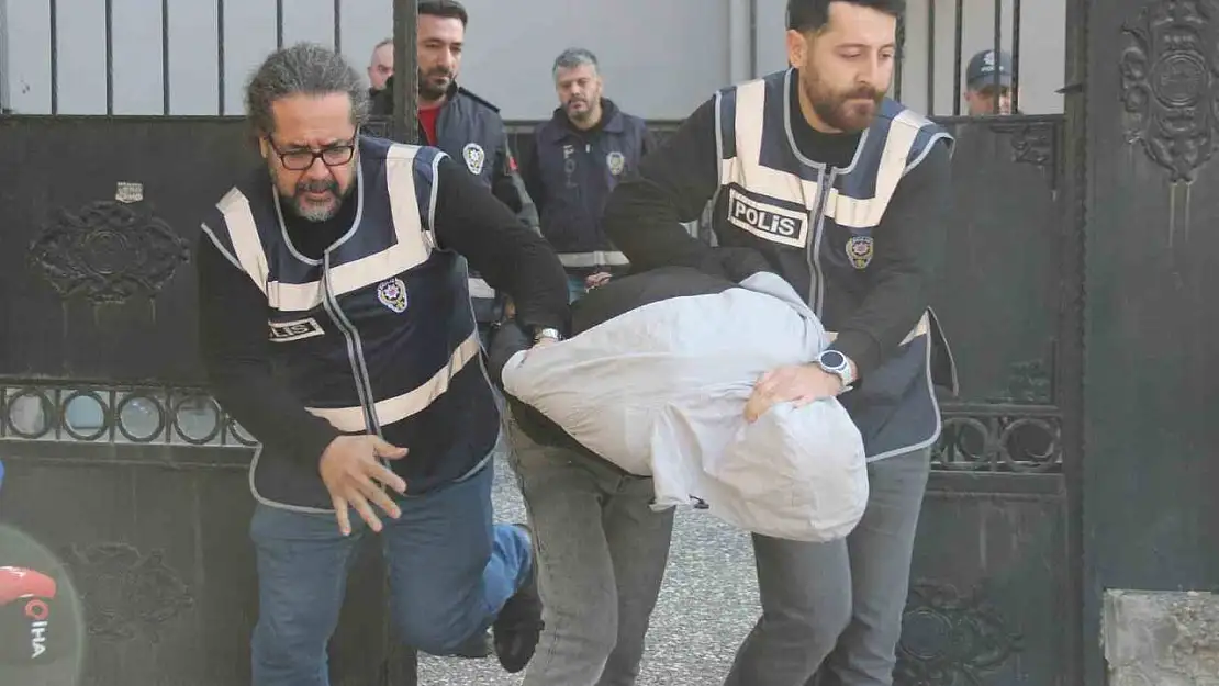 İzmir'de çocuğunun boynuna bıçak dayayan baba tutuklandı