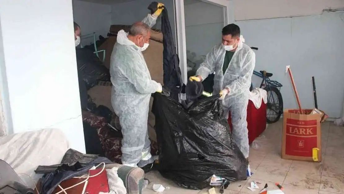 İzmir'de ekiplerin çöp ev şaşkınlığı: 12 ton çöp iki günde zor temizlendi