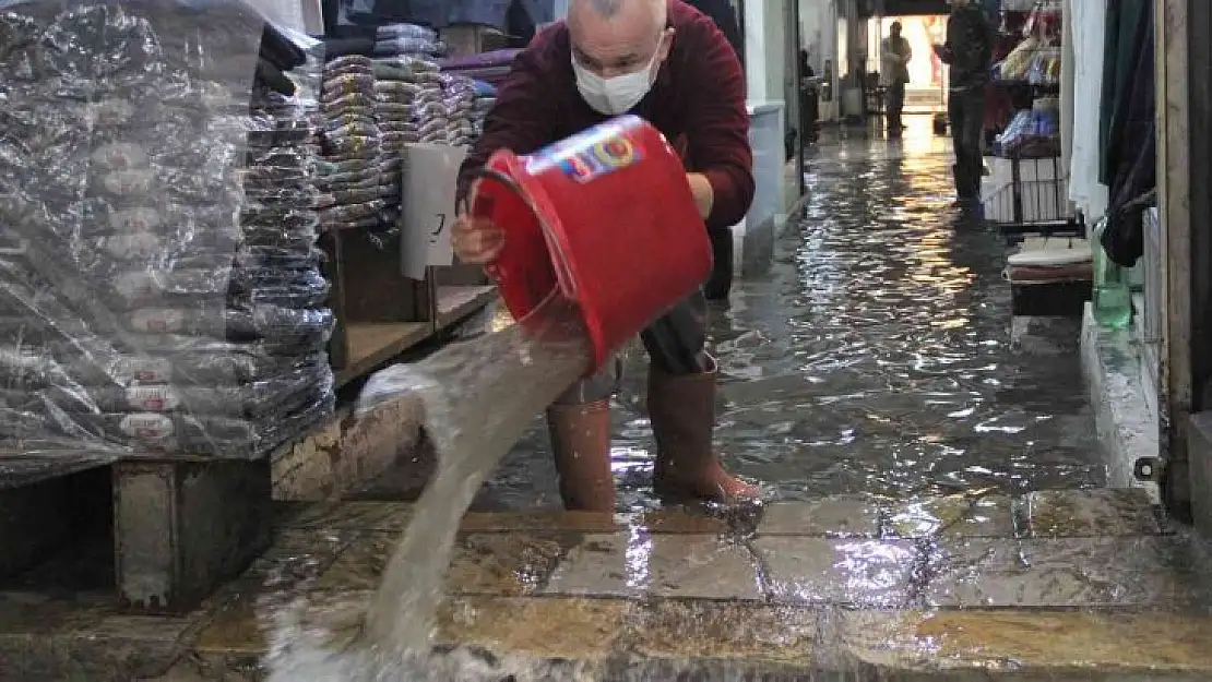 İzmir'de esnafın yağmur suyu çilesi