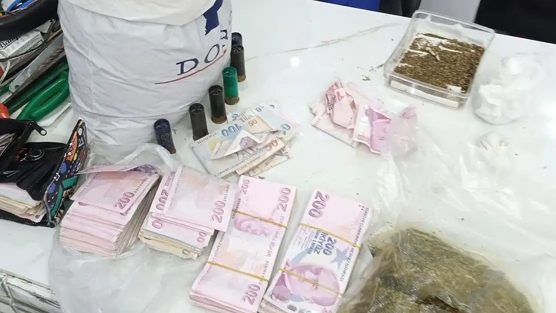 İzmir'de eve uyuşturucu baskını: 2 kilo bonzai ele geçirildi
