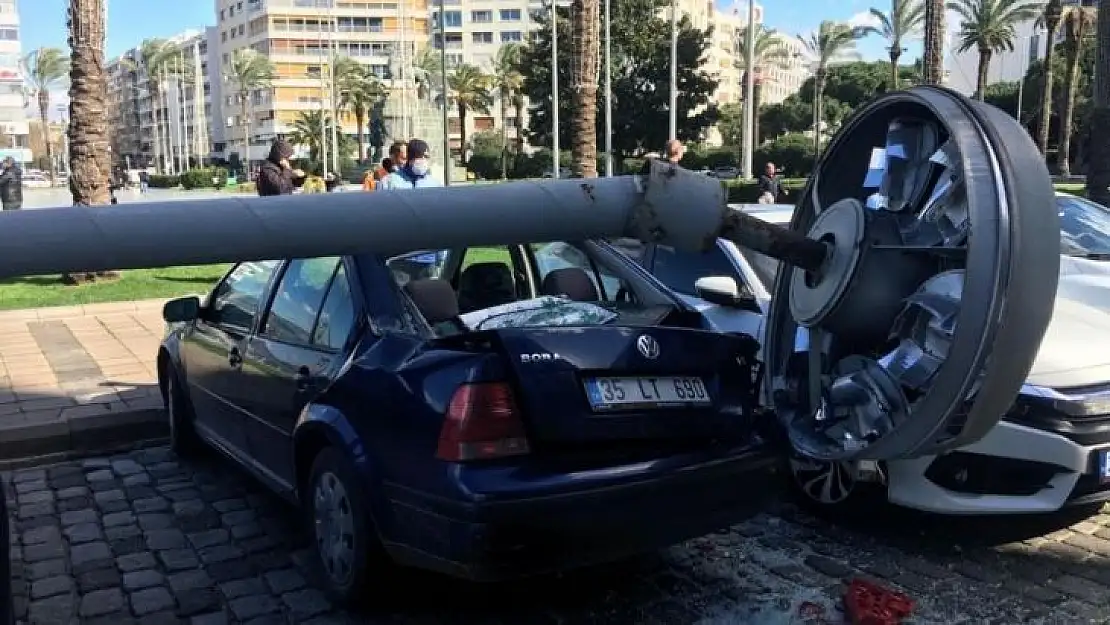 İzmir'de faciadan dönüldü: Dev aydınlatma direği 5 aracın üzerine devrildi