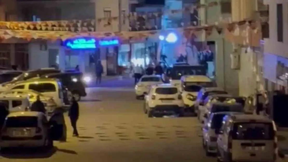 İzmir'de gözaltı işlemi yapmak istedikleri şahıslar tarafından silahlı saldırıya uğrayan 3 polis yaralandı. Polislerden 2'sinin durumunun ağır olduğu öğrenildi.