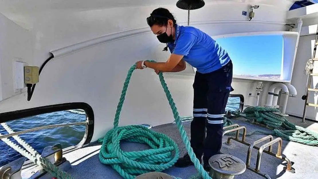 İzmir'de güverteye kadın eli: Halat bağlıyor, dümen tutuyor