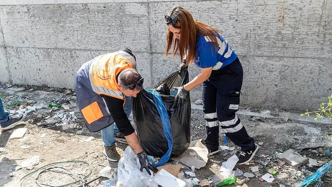 İzmir'de her gün 850 işçi 2 bin kilometrelik güzergahı temizliyor