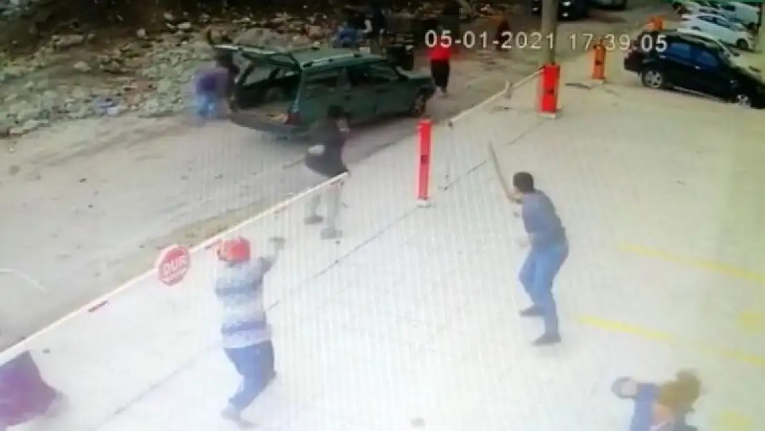 İzmir'de hurdacıların demir savaşı: Enkaz başında taşlı sopalı kavga kamerada
