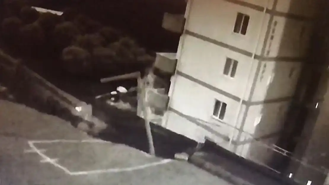 İzmir'de istinat duvarı apartmanın üzerine böyle yıkıldı: 88 daire boşaltılmıştı