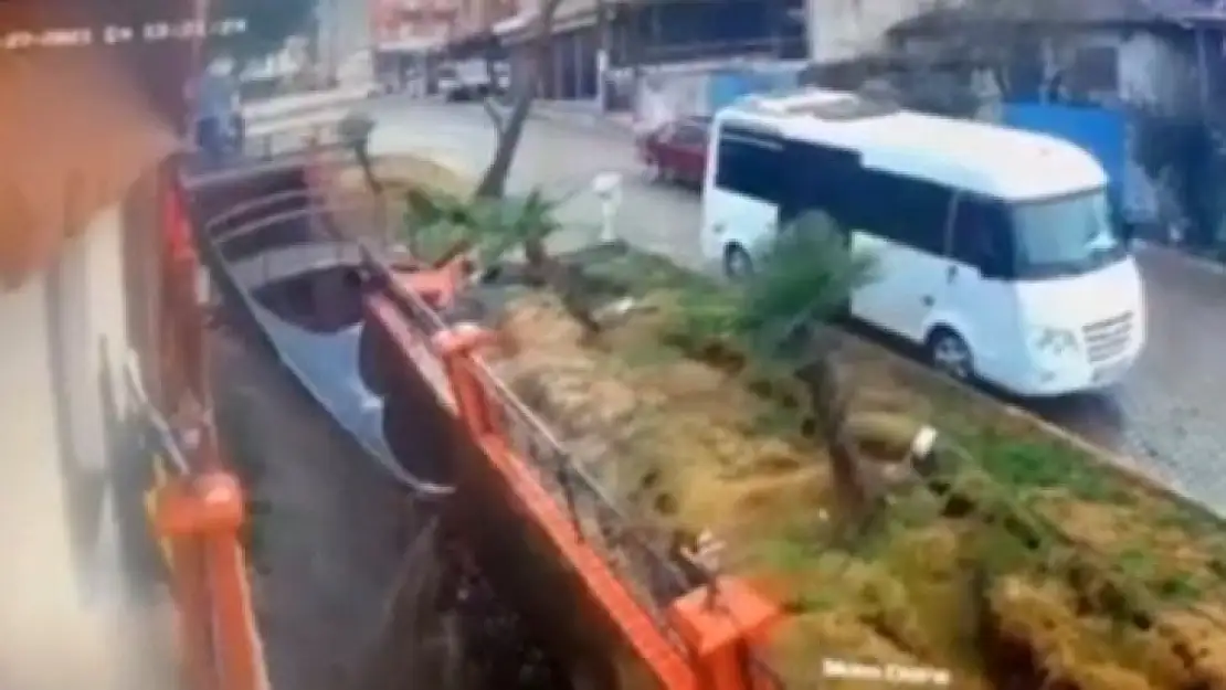 İzmir'de istinat duvarının çökme anı güvenlik kamerasında