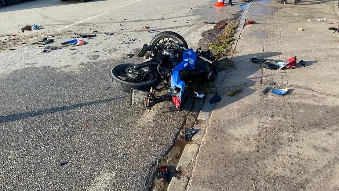 İzmir'de kamyona çarpan motosiklet sürücüsü hayatını kaybetti