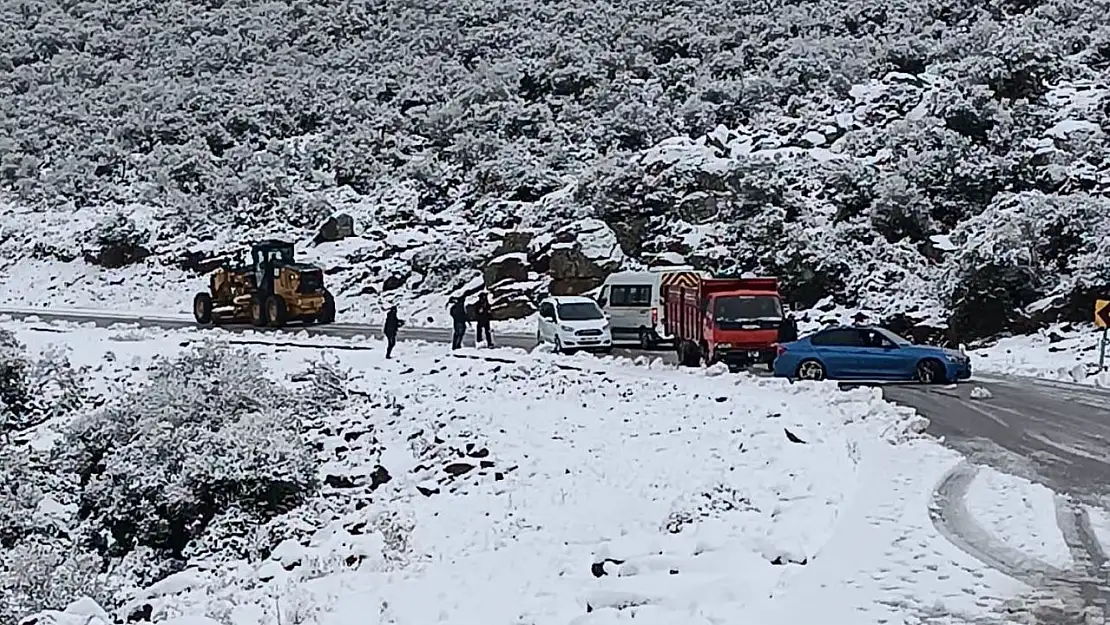 İzmir'de karda mahsur kalan araçlar kurtarıldı