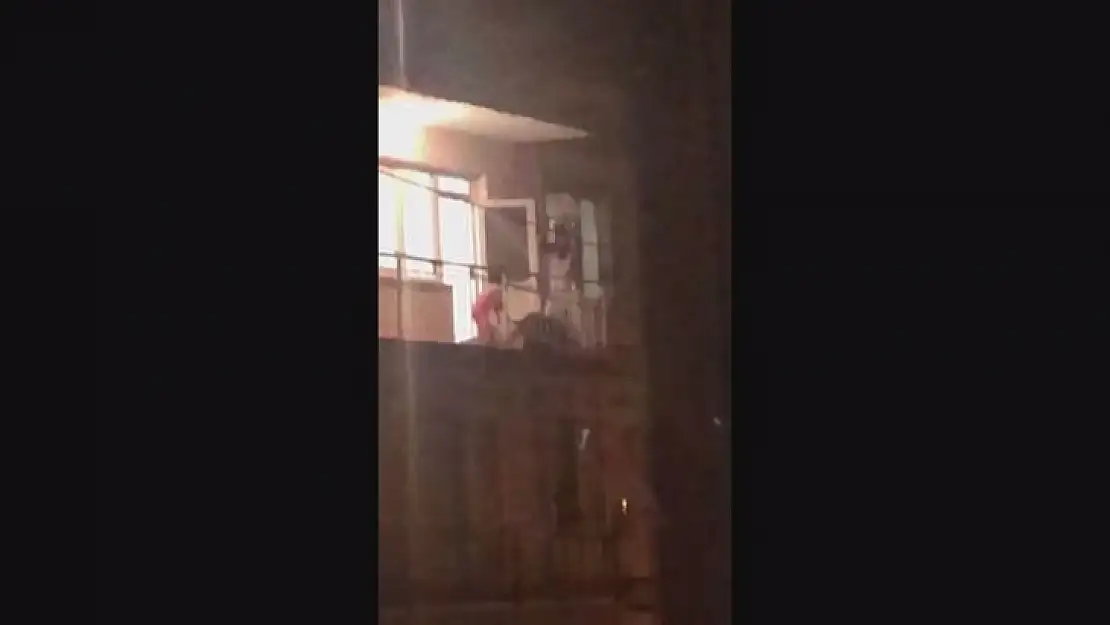 İzmir'de koca dehşeti...Genç kadını çocuklarının gözü önünde böyle darp etti