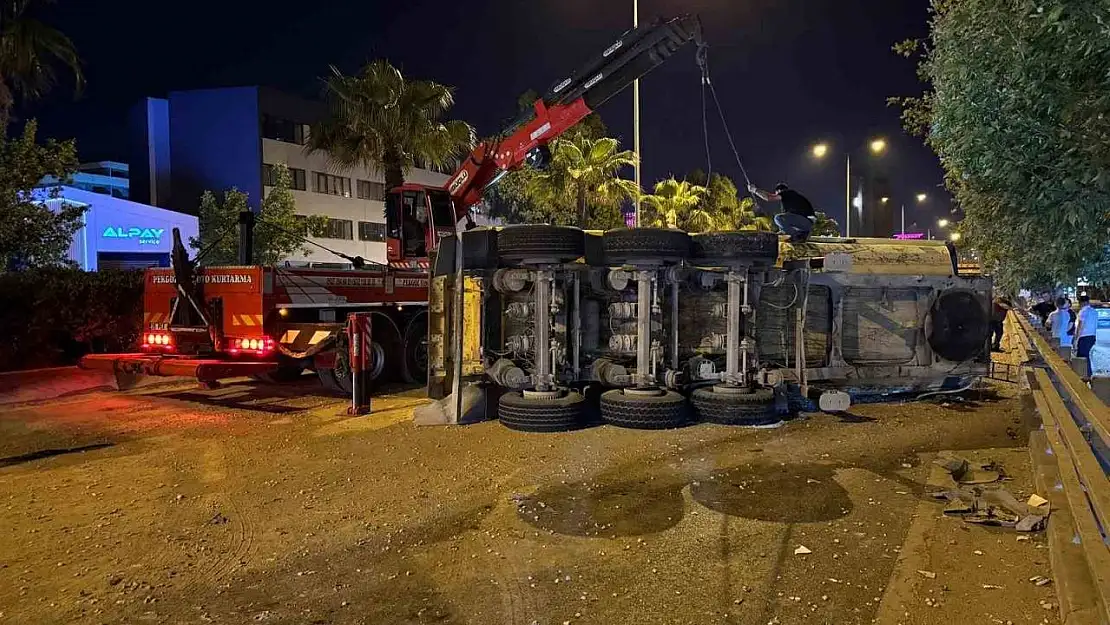 İzmir'de lastikleri patlayan hafriyat kamyonunun dorsesi devrildi