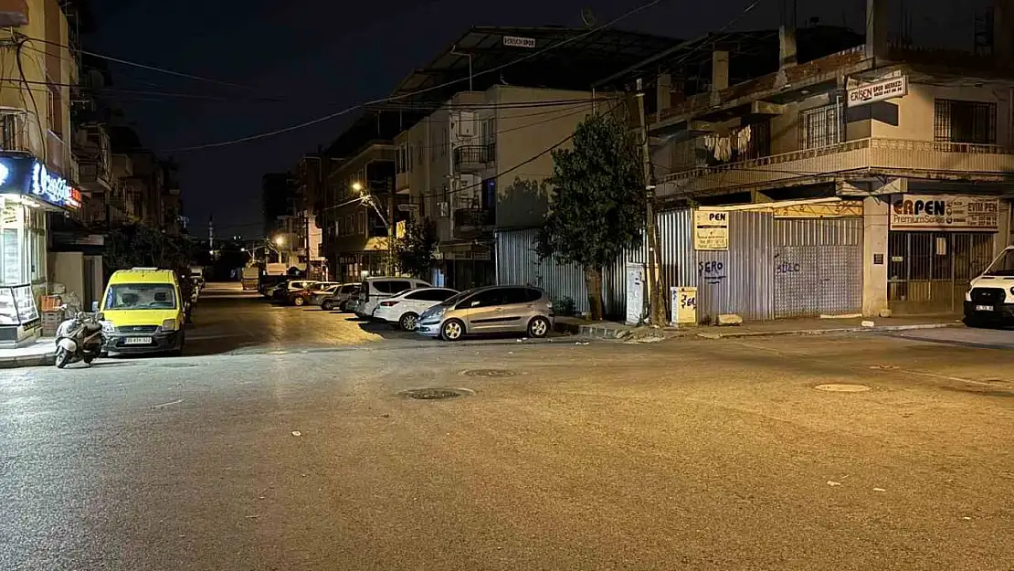 İzmir'de motosiklet ile hafif ticari aracın çarpıştığı feci kaza kamerada
