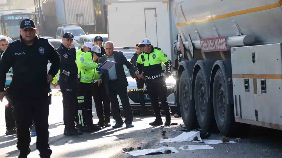 İzmir'de öğrenci servisi park halindeki tıra çarptı: 1 ölü, 1 yaralı